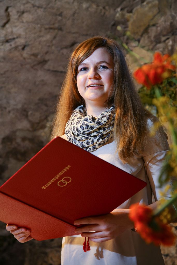 Gleich nach der Lehre hat sich Gemeindemitarbeiterin Mirjam Nesensohn zur Standesbeamtin ausbilden lassen. Foto: VN/ Hofmeister