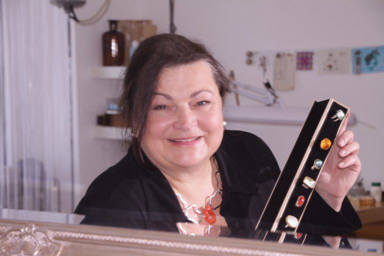 Goldschmiedemeisterin Petra Verena Kolb: Mit Handarbeit erfolgreich. Foto: tmh