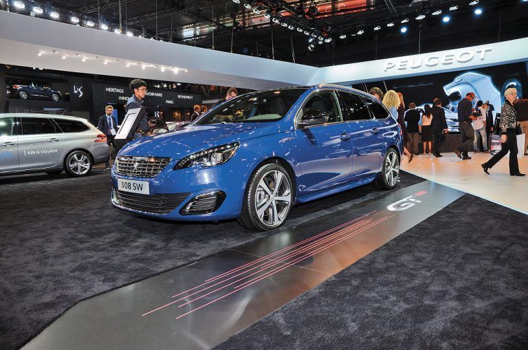 Golf-GTI-JägerPeugeot zeigt in Paris einen neuen Gegner für den VW Golf GTI. Der 308 GT (den es auch als Kombi geben wird) leistet als Benziner 205 PS. Bei der Dieselversion sind es 180 PS. Daneben gibt der Hersteller einen Ausblick auf zukünftige Technologien. Geht es nach den Franzosen, soll eine Druckluft-Technologie helfen, Sprit zu sparen. Der 208 Hybrid Air 2L soll mit rund zwei Litern pro 100 Kilometer auskommen.