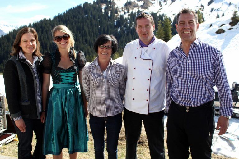 Gourmet im SchneeDie Veranstaltung verbindet Sport und Kulinarik. Im Skigebiet Sonnenkopf fährt man von Hütte zu Hütte und bekommt in jeder einen kulinarischen Gang serviert.