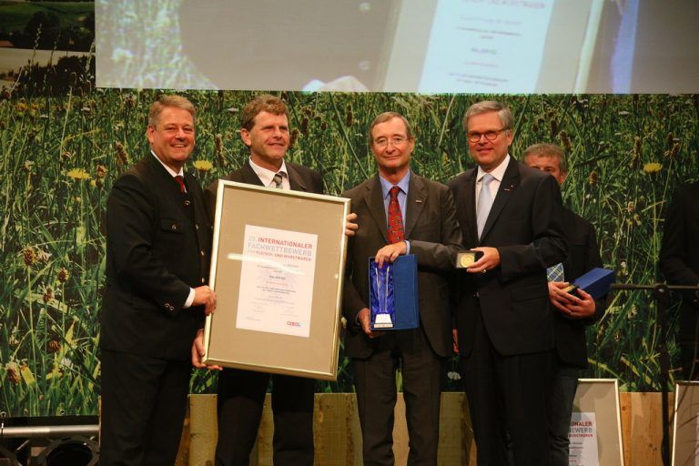 Gratulanten: Minister Rupprechter mit Herbert Walser, WKÖ-Präsident Leitl und Sparten-GF Reinhard Kainz.  Foto: MW  