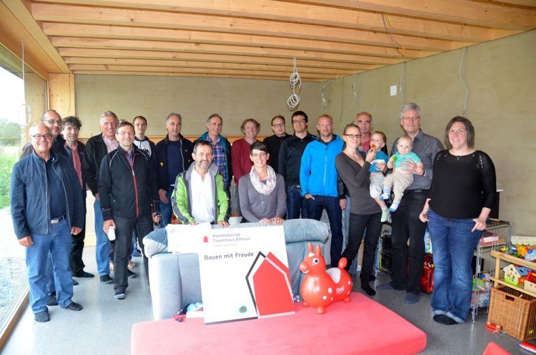 Großes Interesse der Handwerker und Energieberater bei der Besichtigung des Einfamilienhauses mit „Low Tech“-Ansatz der Familie Vogel. EIV