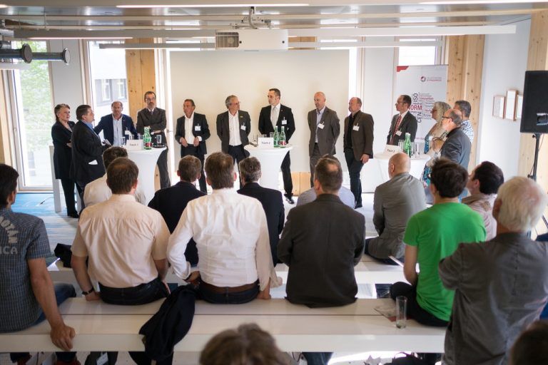 Großes Podium, großes Interesse: Austrian Standards-Direktorin (am Podium ganz links) relativierte: „Normen sind qualifizierte Empfehlungen“. Foto: VN/Hartinger