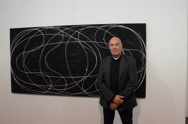 Günter Feurstein präsentiert auf der Art Bodensee ein Karlheinz-Ströhle-Bild. (Preis: 19.000 Euro). Fotos: VN/Scalet