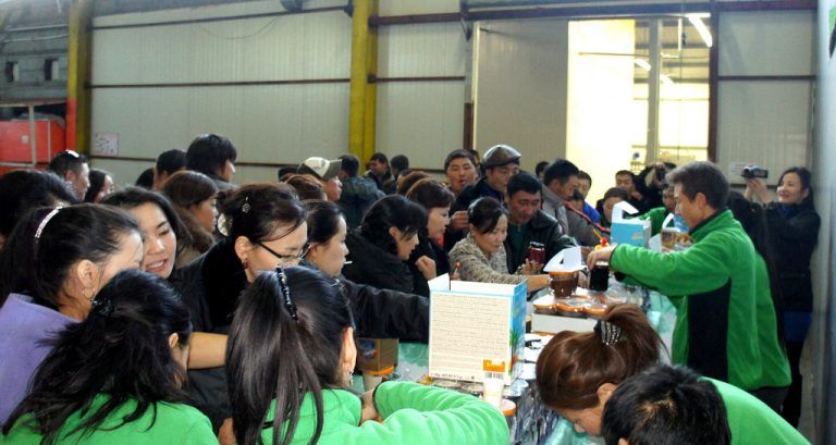 Gunz-Verkauf in der Mongolei. Nach der Containerentladung wird die Ware im Lager direkt an die Bevölkerung verkauft.  Fotos: Gunz  