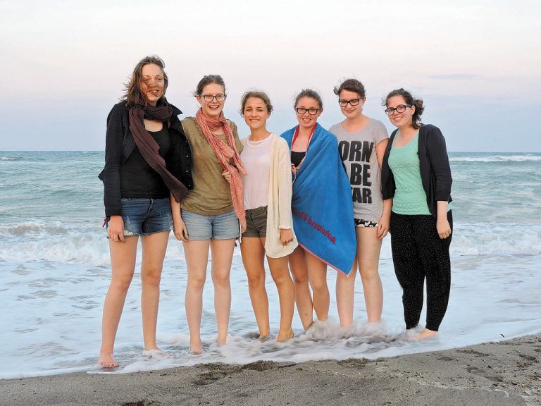 Gut gelaunte Sechstklässlerinnen genießen das französische Strand-leben.