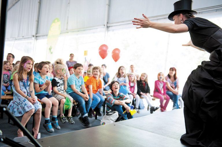 Gut unterhalten waren die Kinder auch bei den Vorführungen der Zaubererin – Momente zum Staunen gab es aber an allen Stationen beim Tag der offenen Tür. Fotos: VN/rhomberg