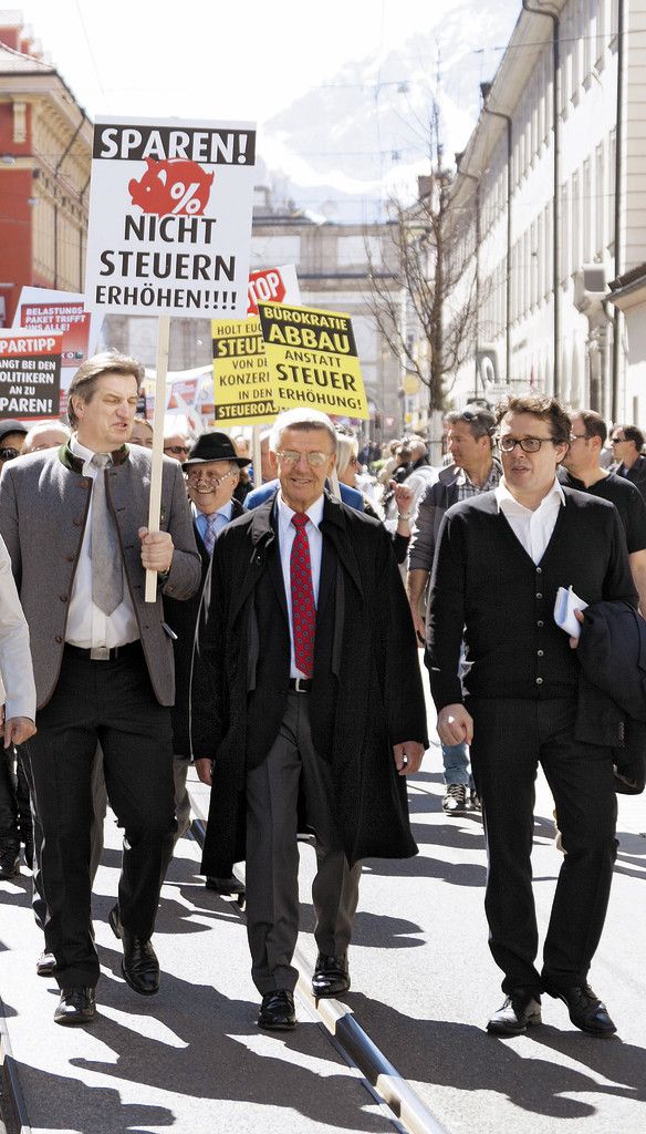 Hans-Peter Metzler marschierte ganz vorne mit (r.). Foto: WKT