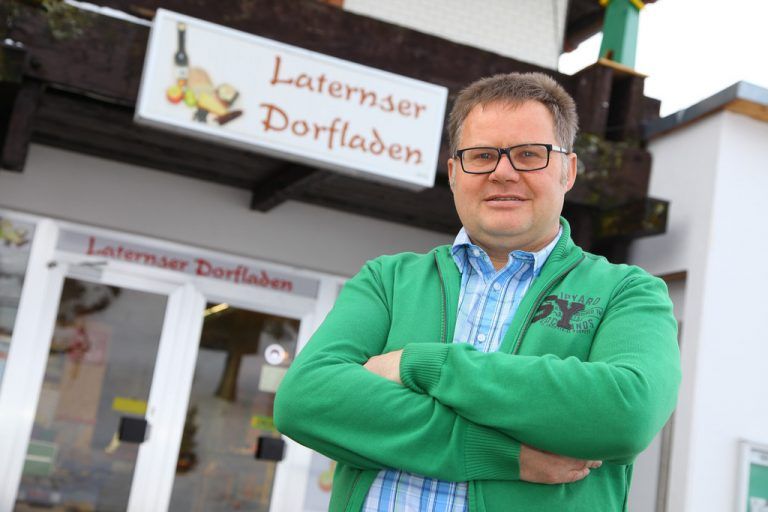 Harald Nesensohn ist nicht nur Bürgermeister, er betreibt auch den Dorfladen in Laterns. Foto. VN/Hofmeister