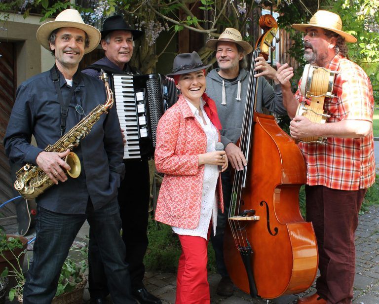 Harry Scheffknecht (links) und die „Bartlis“ versuchen, jedes Lied, das sie spielen, täglich neu zu erfinden. Foto: Band  