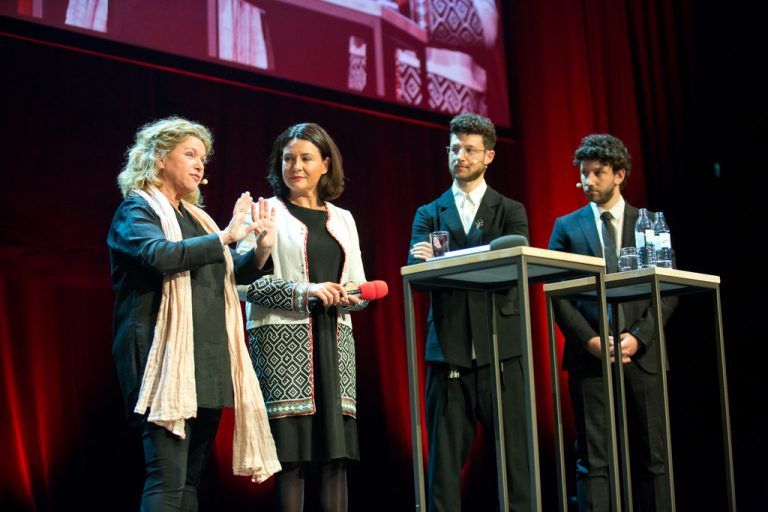 Haya Molcho erklärte Moderatorin Angelika Böhler ihr Geschäftsmodell. Sie brachte ihre Söhne Nuriel und Ilan mit.