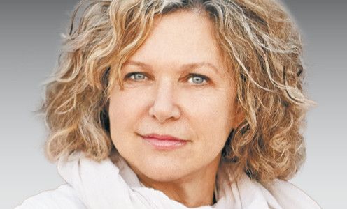 Haya Molcho NENI-Gründerin und Unternehmerin Haya Molcho ist Wiens be- kannteste Szene-Gastronomin und erfolgreiche Koch- buchautorin. Haya Molcho verkauft kein Essen, sondern ein Lebensgefühl. Sie ist mit Humus und Falafel am Puls der Zeit und auf dem Weg zur globalen Expansion: Nach Zürich und Berlin wartet New York auf ihre Zusage.