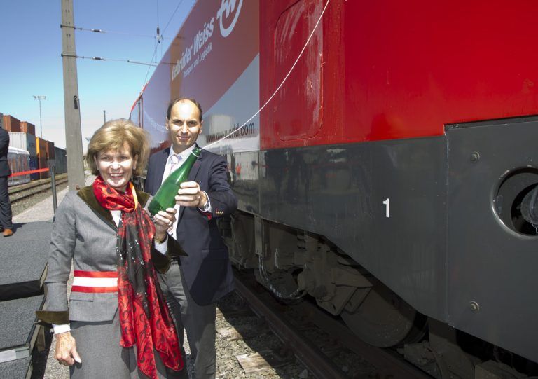 Heidi Senger-Weiss und Georg Kasperkovitz (Rail Cargo) taufen die Kooperationslokomotive. Foto: VN/Paulitsch