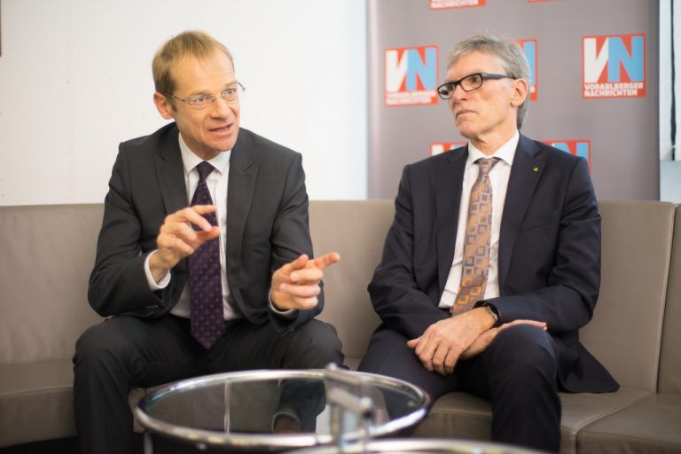 Helge Rechberger, Leiter RBI-Aktienmarktanalyse, mit Raiffeisen-Vorstandsvorsitzendem Wilfried Hopfner in der VN-Redaktion. Foto: VN/KH