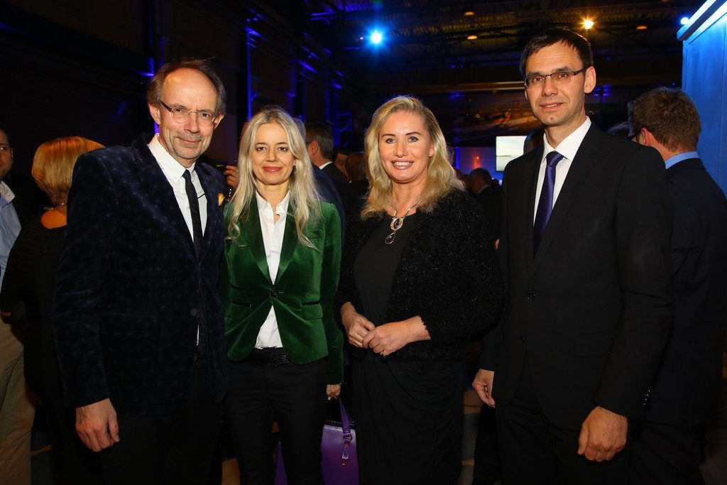 Treffpunkt. Prominente Vertreter aus Bundes- und Landespolitik sowie Wirtschaft gaben sich in der Produktionshalle des Unternehmens Künz ein Stelldichein