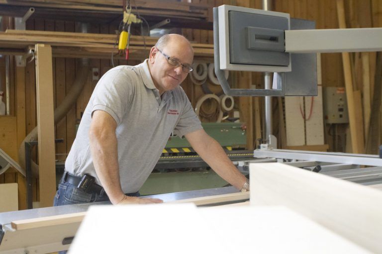 Hermann Rist liebt den Umgang mit dem Werkstoff Holz. Fotos: VN/Paulitsch, M.Matt