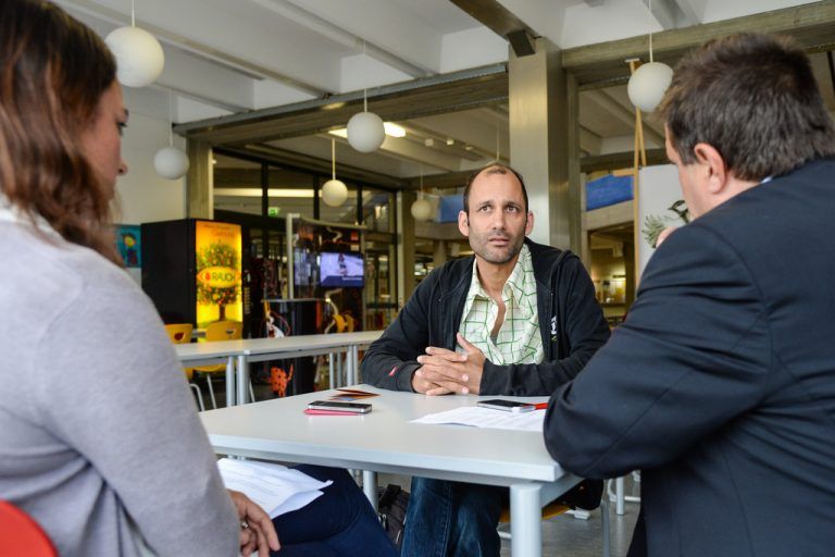 Herwig Bauer im Gespräch mit den VN in der HTL Rankweil. Hier werden gerade die Möbel fürs Festival gefertigt.
