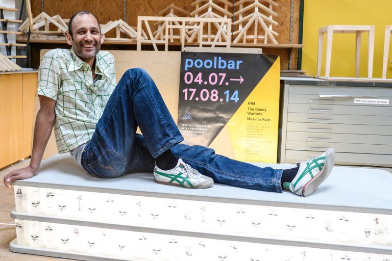 Herwig Bauer mit einem seiner Poolbar-Möbel. Das Konzept zur Neu-Nutzung der Becher wurde an der HTL Rankweil (Kolleg für Holztechnik und Innenraumgestaltung) von Student Thomas Nagel entwickelt. Fotos: Lerch