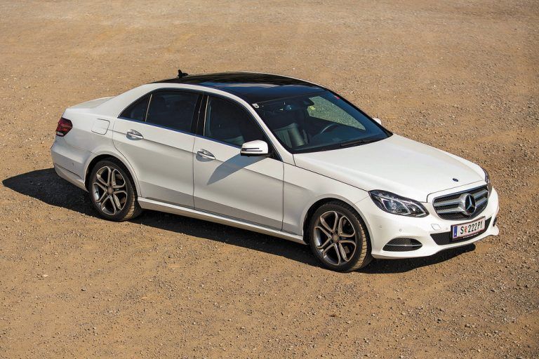 Hightech unter einem modernisierten Blechkleid: Überzeugender Auftritt der Oberklasse von Mercedes. Fotos: VN/Steurer