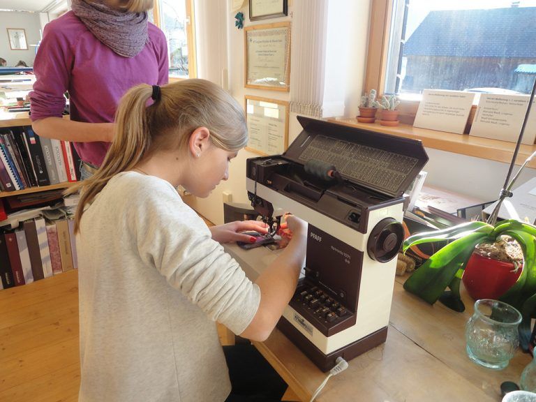 Hineinschnuppern im Schneiderstüble von Manuela Maaß in Lingenau. Auch bei Schuh Fröwis heißt es, genau Maß zu nehmen. FOTOS: WERKRAUM