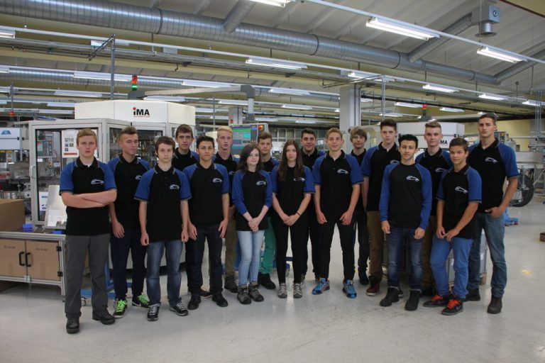 Hirschmann Automotive: 17 neue Lehrlinge haben ihre Ausbildung begonnen. Die Lehrlinge werden in den Berufen Betriebslogistik, Elektrotechnik, Konstruktion, Kunststofftechnik, Maschinenbautechnik, Werkzeugbautechnik und IT-Technik ausgebildet.