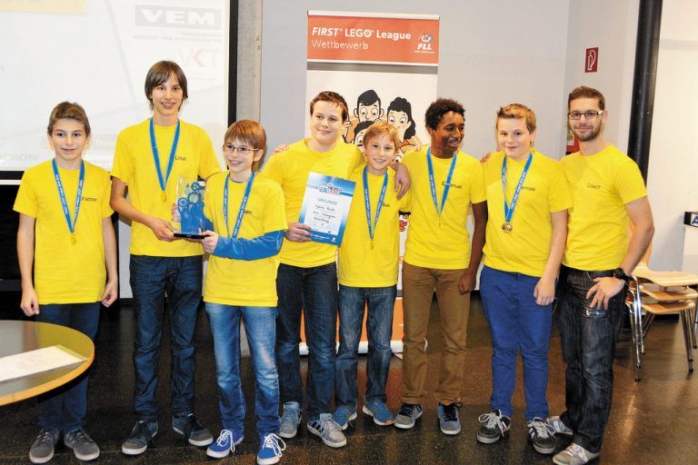 Hitec Hüslar der NMS Alberschwende. Letztes Jahr haben wir uns über den Preis „Newcomer des Jahres“ riesig gefreut. Natürlich waren wir auch heuer wieder beim FLL-Wettbewerb dabei. Zusammen mit unserem Coach Daniel Steinacher haben wir viele Stunden zusammen verbracht und es hat riesig Spaß gemacht. Dass es dann so gut geklappt hat und wir als Team so erfolgreich waren, freut uns natürlich sehr. Als Champions von Vorarlberg geben wir in Wattens sicher wieder unser Bestes.