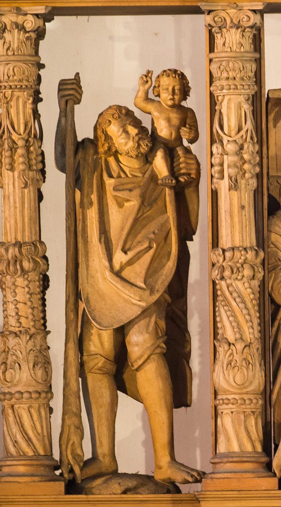 Hl. Christophorushat vermutlich im 3. oder beginnenden 4. Jahrhundert gelebt und zählt zu den 14 Nothelfern. Wird meist als Hüne mit Stab dargestellt, der das Jesuskind auf den Schultern über einen Fluss trägt. Diese Legende fand Verbreitung in der „Legenda Aurea“ aus dem 13. Jahrhundert.