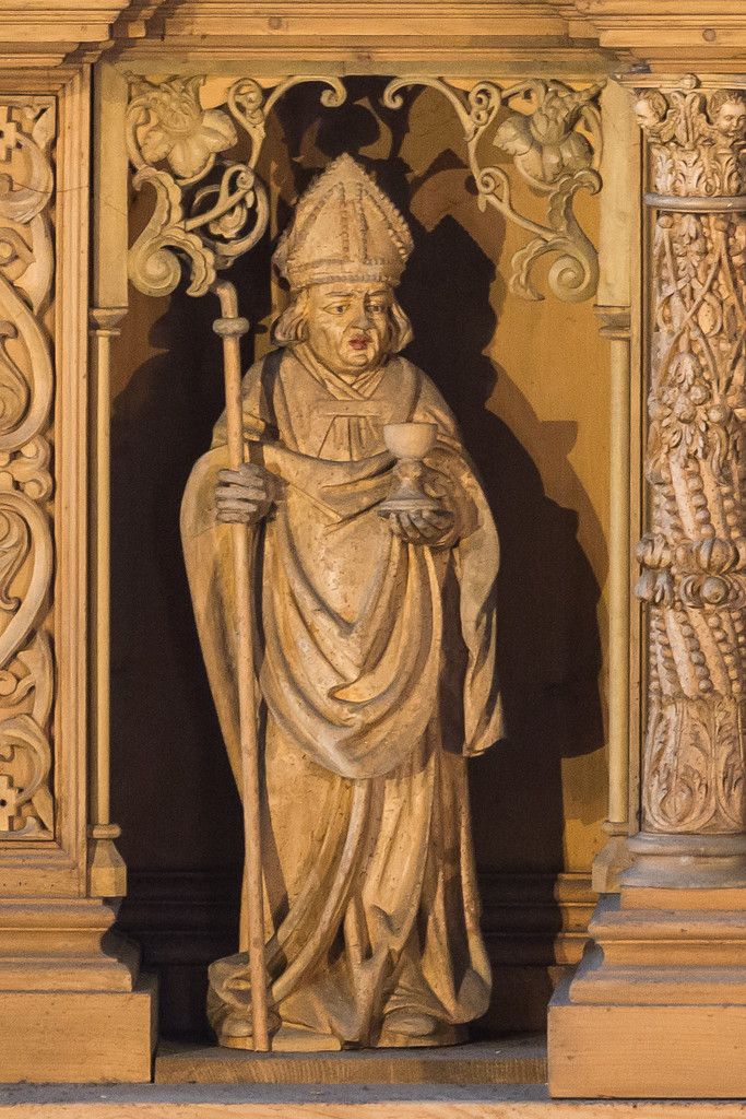 Hl. Konradwar Bischof in Konstanz (934 – 975). Dargestellt wird er mit einem Kelch, auf dem eine Spinne sitzt. Als während einer Messe eine Spinne in den Messwein fiel, soll er sie einfach mitgetrunken haben.