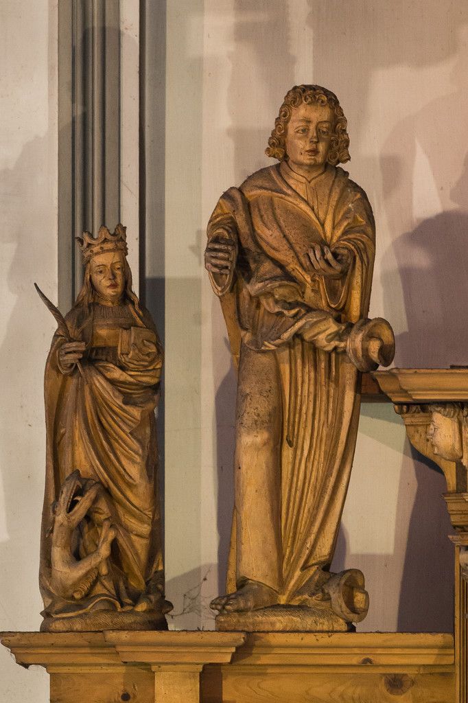 Hl. Margaretavon Antiochia war Jungfrau und Märtyrin an der Wende vom 3. zum 4. Jahrhundert. Ihr soll im Gefängnis ein riesiger Drache erschienen sein, um sie zu verschlingen. Das Kreuzzeichen, das sie schlug, rettete sie jedoch. Deshalb wird sie mit einem Drachen dargestellt.