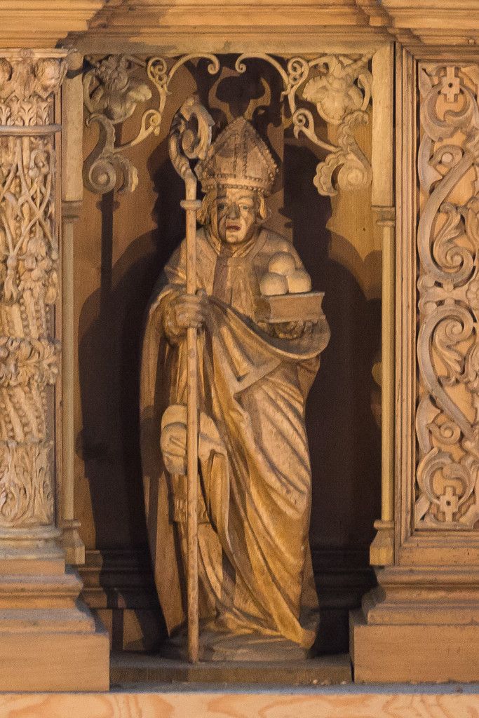 Hl. NikolausNikolaus wirkte in der ersten Hälfte des 4. Jahrhunderts als Bischof von Myra in der kleinasiatischen Region Lykien, heutige Türkei. Sein Name bedeutet im Griechischen „Sieg(reich)er des Volkes“.