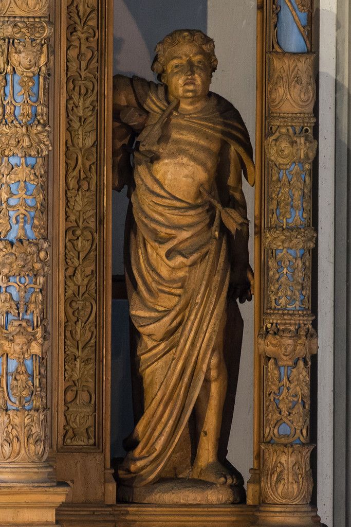 Hl. Sebastianwar ein römischer Soldat. Der Überlieferung zufolge hatte sich Sebastian als Hauptmann der Prätorianergarde am kaiserlichen Hof öffentlich zum Christentum bekannt und notleidenden Christen geholfen, woraufhin ihn Diokletian zum Tode verurteilte.