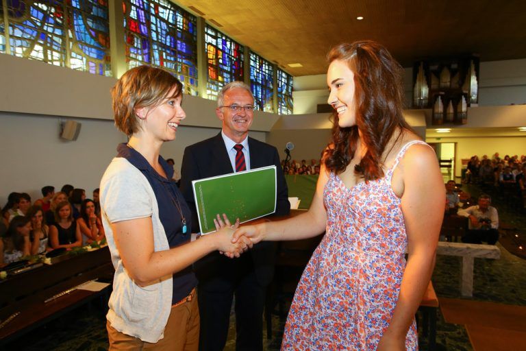 Höhepunkt nach fünf Jahren: Die Entgegennahme des Maturazeugnisses.