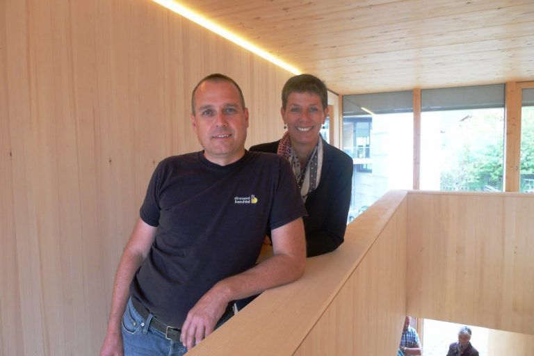 Holzbaumeister Alexander Thomas Berchtel aus Schnifis mit Bauherrin Monika Getzner: „Haben gerne mitgemacht.“ Foto: HBK