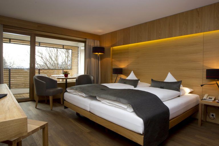 Hoteldirektorin Susanne Denk: „In unserem Hotel haben wir auf heimische Materialen gesetzt und achten auf Nachhaltigkeit.“ VN/Paulitsch