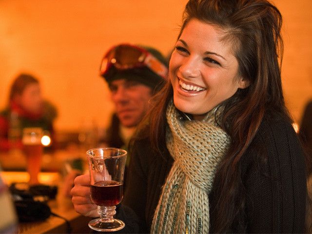 BergerlebnisabendDienstags lädt das „Frööd“ am Burtschasattel zum Bergerlebnisabend. Nicht nur Tourengeher, sondern auch Seilbahnnutzer genießen die Aussicht bei einem gemütlichen Hock.