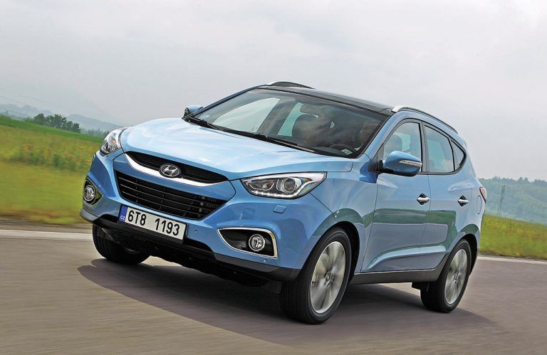 Hyundai ix35: Hat nun serienmäßiges LED-Tagfahrlicht und – optionale – Bi-Xenon-Scheinwerfer. Auch das Design der Felgen ist neu gestaltet.