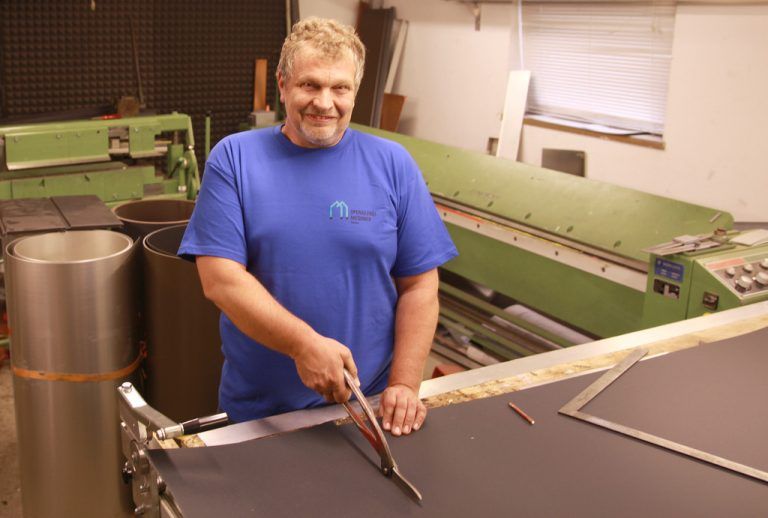 „Ich bin gern mein eigener Herr“ sagt Spenglermeister Robert Messner. Foto: Hechenberger