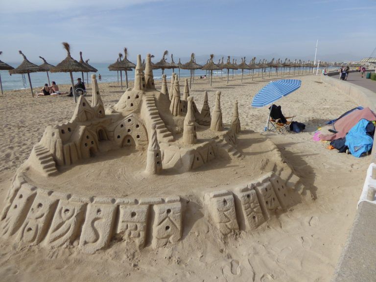 Im Frühling und Herbst gehört der Strand den Sand-Künstlern.