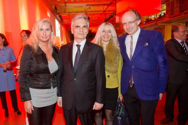 Im Gespräch mit Ehrengast: VN-Chefredakteurin Verena Daum-Kuzmanovic (l.) mit Bundeskanzler Werner Faymann sowie Herausgeber Eugen Russ mit Irene.