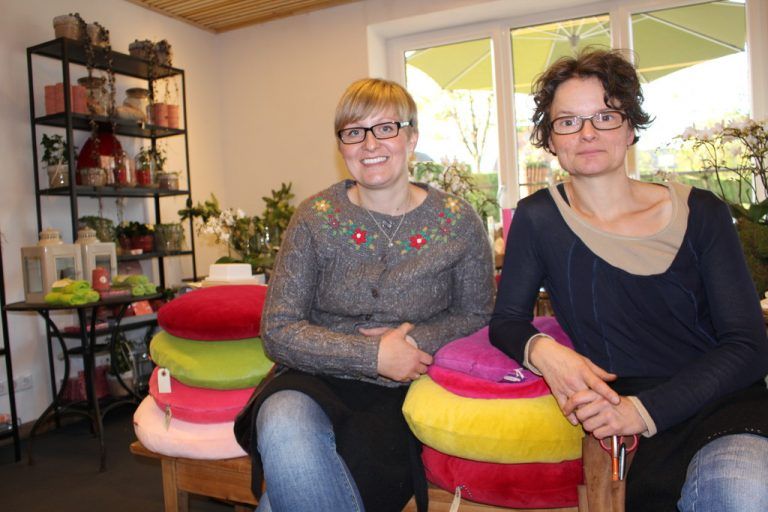 Im Ketschelenhof bieten Yvonne Lins und Andrea Löschner Blumen, Sträuße und vieles mehr.  Foto: sis