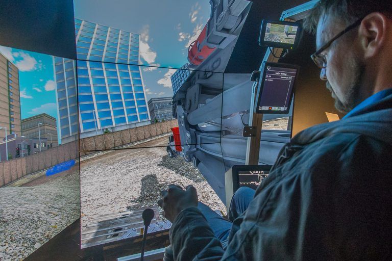 Im Kransimulator kann für den realen Einsatz geübt werden.