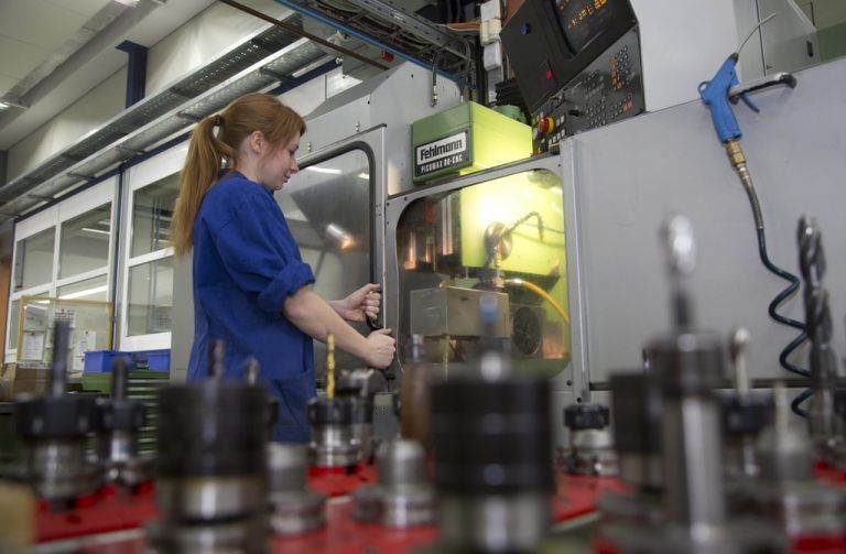 Im Maschinenbau (im Bild: Lercher Werkzeugbau) hat man gute Chancen auf einen Arbeitsplatz in der Euregio Bodensee. Foto: VN/Paulitsch
