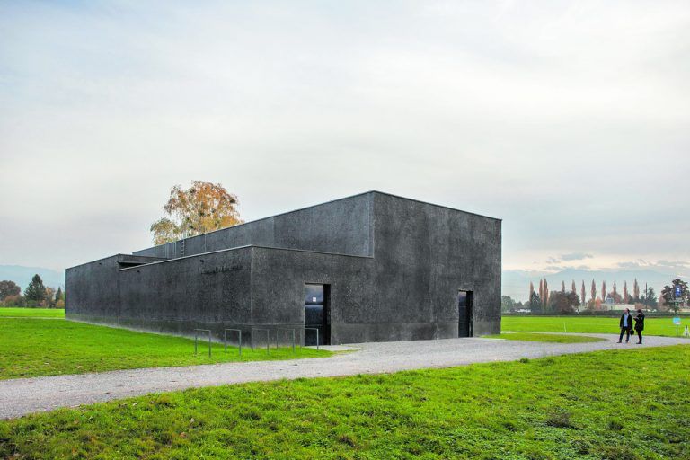 Im niederen Bauteil befinden sich ein öffentliches WC und ein Notstromaggregat.