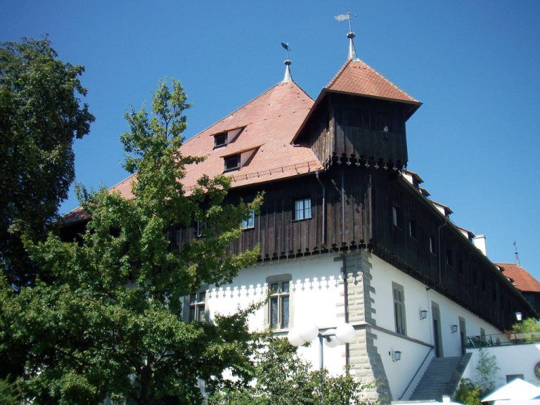 Im oberen Stock des Konzilsgebäudes fand die Papstwahl statt. Heute ziehen hier jedes Jahr die Narren ein. Fotos: Konzilsstadt Konstanz