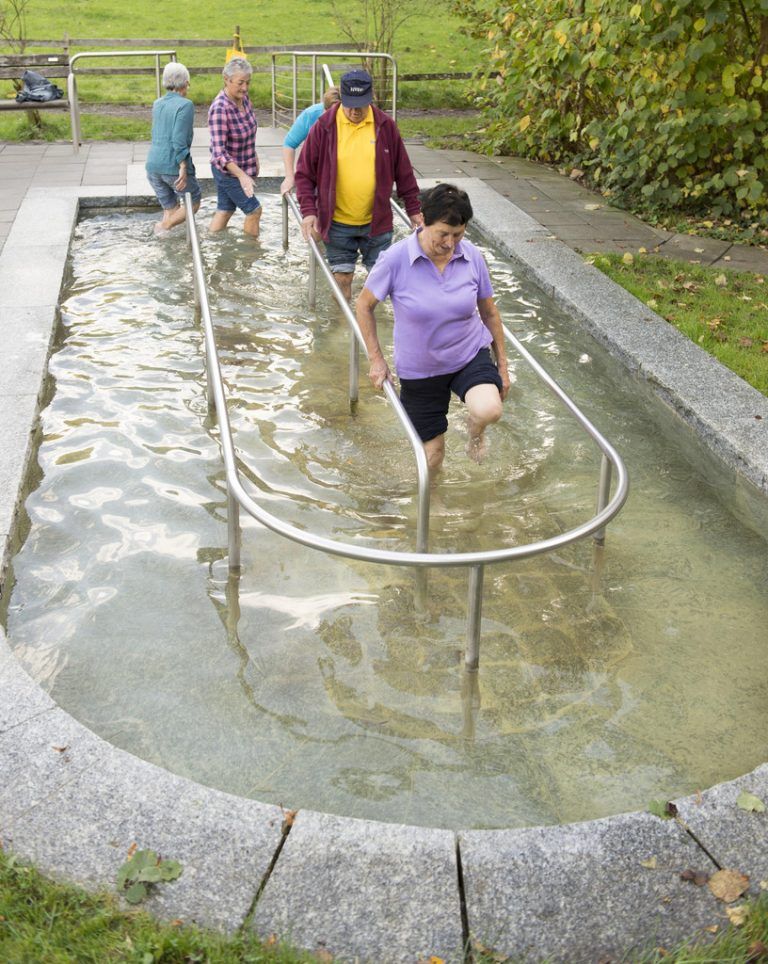 Im Storchenschritt geht es durch die Wassertrete.