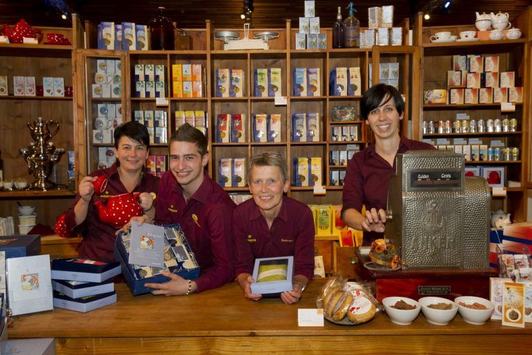 Im Tante-Emma-Laden von Conny Mayer-Riedmann gibt es Tees und Gewürze zu kaufen. Fotos: VN/Paulitsch