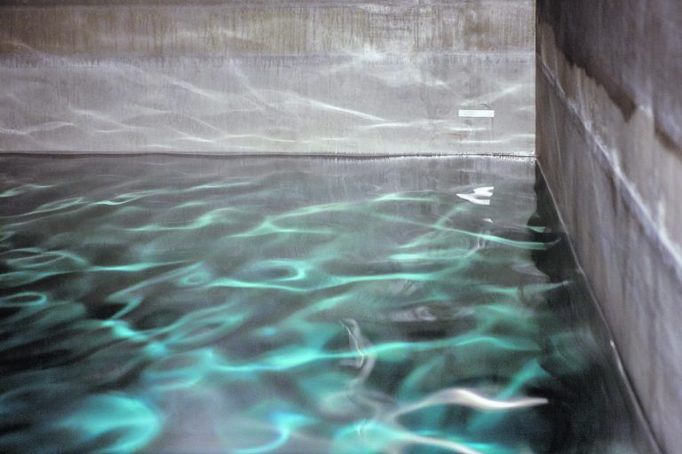 Im Wasserpumpwerk wird das Wasser gereinigt und gefiltert, damit man es Trinkwasserqualität bekommt.