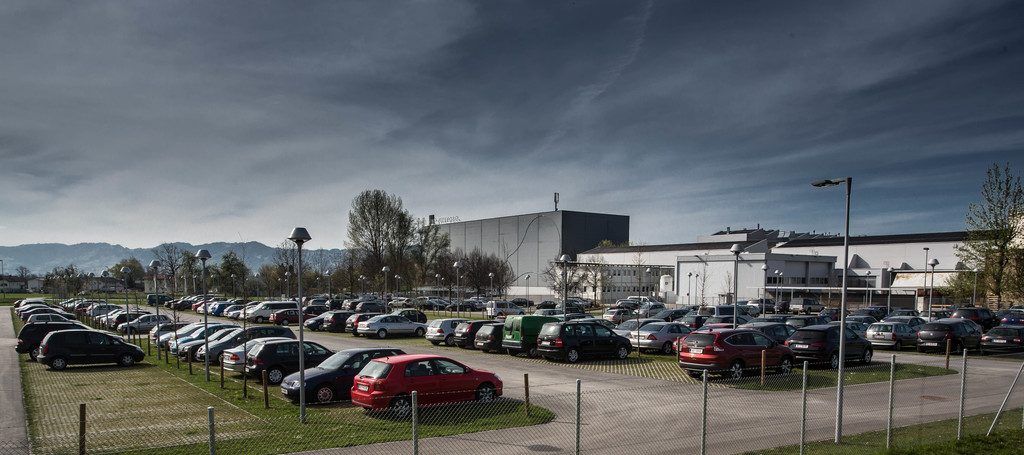 Gedimmte Leuchten statt gleißender Scheinwerfer