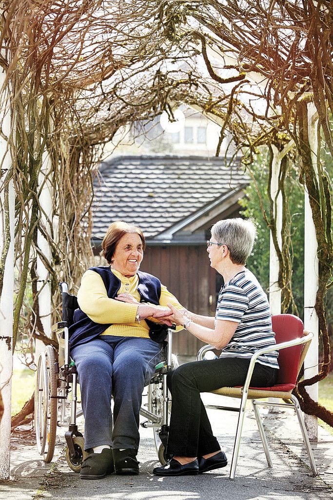 In den letzten Phasen des Lebens nicht allein zu sein, das wünschen sich viele Menschen. Die Hospizbegleitung macht es möglich. Foto:caritas