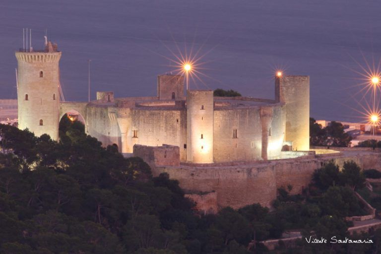In der Abendsonne leuchtet das Castell de Bellver. Foto: Privat